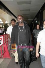 Akon Arrives in Mumbai to record for Ra.One in Mumbai Airport on 7th Dec 2010 (8).jpg